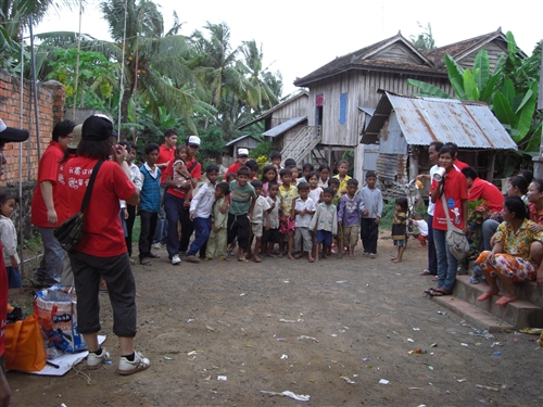 本校柬埔寨海外服務學習團，於7月上旬前往柬埔寨磅針省尊納中學及貢布省蓮花中學，進行為期三梯次教學活動，教導當地中小學學生中文及電腦，順利圓滿完成任務。