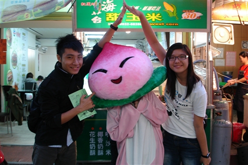 本校文化創意產業中心舉辦2009創意大賽「驚喜創意 聲日快樂 淡大60壽」活動，徵求用創意的點子來ROCK 60歲的豐盈。