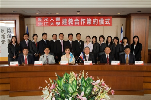 98年6月9日上午本校與新光人壽簽訂建教合作協議。