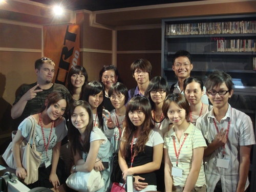 主題為媒體與創意的98學年度「暑期生活英語營」本週在淡水校園熱鬧展開，活動目的是為強化同學的英語能力、增進國際視野，俾能與世界潮流接軌，同時也提升學生未來升學及就業的競爭力。