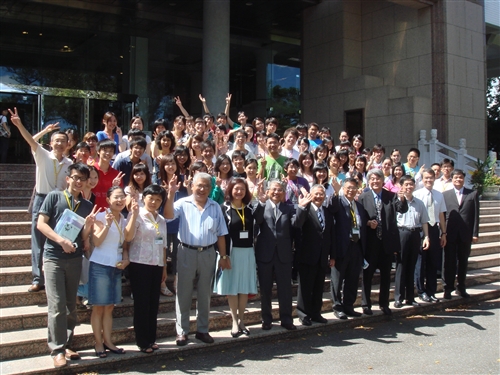 主題為媒體與創意的98學年度「暑期生活英語營」本週在淡水校園熱鬧展開，活動目的是為強化同學的英語能力、增進國際視野，俾能與世界潮流接軌，同時也提升學生未來升學及就業的競爭力。