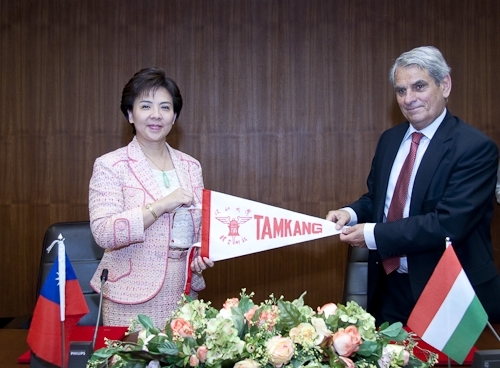 本校與匈牙利科維努思大學（Corvinus University of Budapest）簽訂兩校學術合作交流協議書，科維努思大學成為本校第104個姊妹校，未來兩校將積極進行學術交流，共同培育具國際化競爭力之人才。