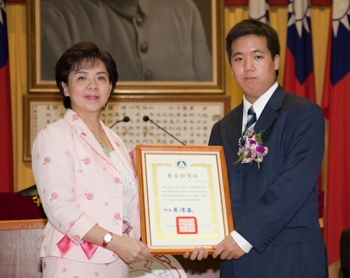 歡慶本校創校59週年，舉辦校慶慶祝大會、校友返校歡迎茶會、資訊工程學系團團圓圓千人同學會、第7屆校慶蛋捲節等豐富多元的校慶系列活動，全校展現活潑與創意並同賀淡江生日快樂！