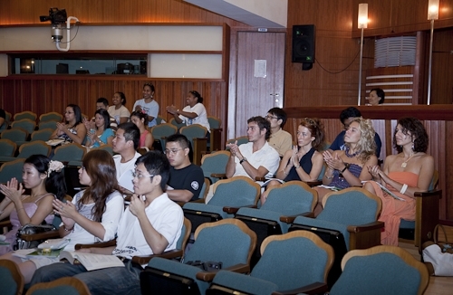 國際交流暨國際教育處舉辦外國學生新生說明會，來自世界各地的交換生與留學生齊聚一堂，聽取相關單位業務說明，及早適應淡江學習生涯。