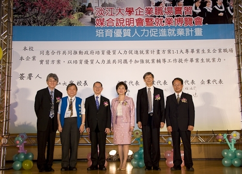 配合教育部「1-1大專畢業生至企業職場實習方案」，本校「媒合說明會暨就業博覽會」安排二百餘家廠商徵才，提供校友、畢業生至職場實習之最佳媒合途徑。