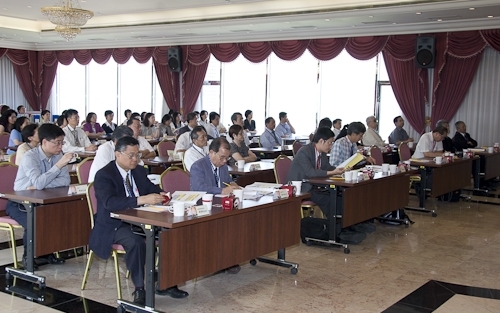 教育部訪視委員於10日上午蒞校進行97年度整體發展獎補助經費執行情形之訪視，張校長針對本校健全的會計管理制度，以及獎補助經費之有效運用，做了充分的說明。