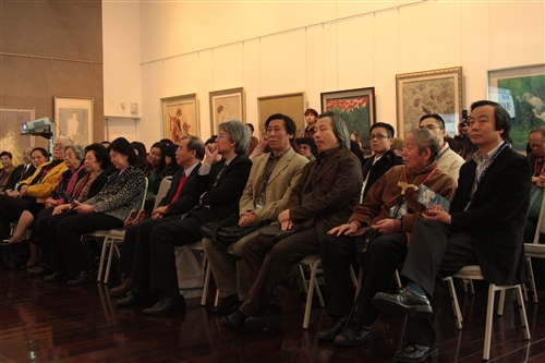 「兩岸重彩畫交流展」即日起至明年3月10日止在文錙藝術中心展出，精選兩岸逾百位畫家的代表作品，呈現工筆畫、膠彩畫、重彩等多元化作品風格，讓觀賞者了解兩岸學者不同的創作筆法、人文的創意理念，培養文化內涵與藝術修養。