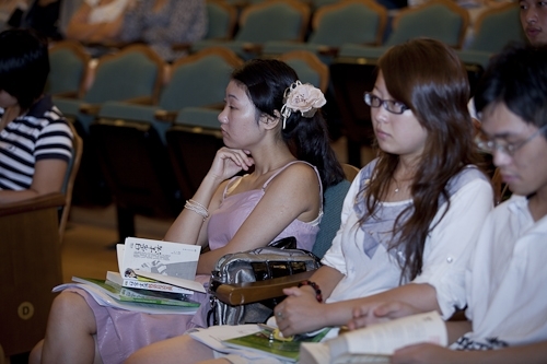 國際交流暨國際教育處舉辦外國學生新生說明會，來自世界各地的交換生與留學生齊聚一堂，聽取相關單位業務說明，及早適應淡江學習生涯。