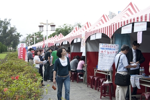 配合教育部「1-1大專畢業生至企業職場實習方案」，本校「媒合說明會暨就業博覽會」安排二百餘家廠商於淡水校園的活動中心、宮燈大道、海報街、書卷廣場、圖書館前徵才，提供校友、畢業生至職場實習之最佳媒合途徑。