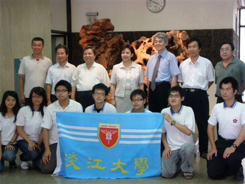 本校「暑假社會服務隊授旗授證典禮」在淡水校園商管大樓B712舉行，校長張家宜親自為「柬埔寨服務學習團」等14個即將出團服務的社團授旗授證，嘉勉他們服務的熱忱。