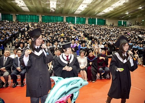 本校97學年度畢業典禮在淡水校園紹謨紀念體育館舉行，校長以「淡江最正‧品質保證」祝願畢業生振翼高飛，鵬程萬里。畢業生帶著師長滿滿的祝福邁向人生另一個重要里程碑。