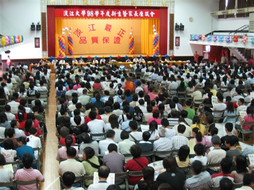 為使新生和家長及早瞭解學校特色與未來的學習、生活環境，本校校友服務暨資源發展處於8月中在全台各縣市舉辦共11場新生暨家長座談會，協助將在五虎崗上求學、開創青春歲月的新生踏出成功的第一步。