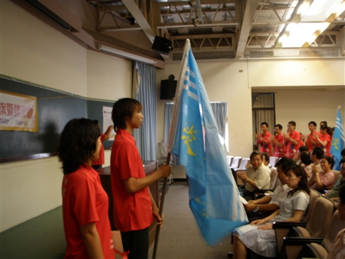 本校「暑假社會服務隊授旗授證典禮」在淡水校園商管大樓B712舉行，校長張家宜親自為「柬埔寨服務學習團」等14個即將出團服務的社團授旗授證，嘉勉他們服務的熱忱。