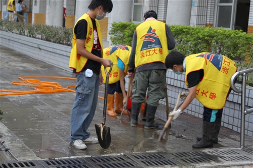 本校響應教育部「大專青年重整校園送愛計畫」，師生約110人至屏東縣舊寮、泰山、羌園等國小進行環境清理等工作，協助各校恢復災前的校園環境。