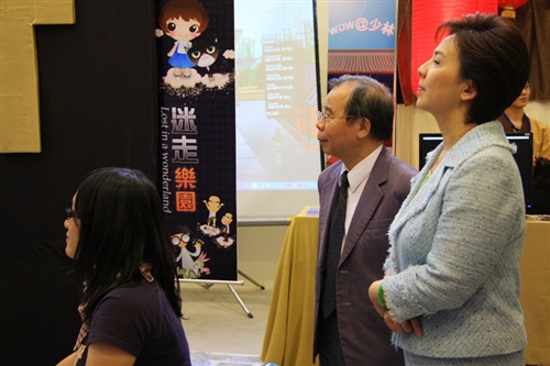 資訊傳播學系第八屆畢業成果展「喂！你瘋了媒！」，於本週在淡水校園黑天鵝展示廳熱鬧登場。