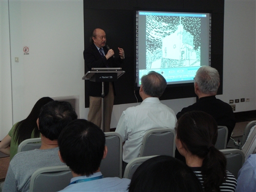 文錙藝術中心舉行「ｅ筆書畫藝術展」，展出國內知名書畫家李奇茂、張炳煌等十餘人運用電腦工具呈現傳統書畫及西畫的創作，作品以紙本及筆跡數位播出，現場並由觀眾自由運筆體驗，為國內外難得一見科技與藝術結合的展演。