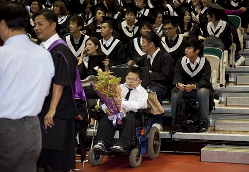 本校97學年度畢業典禮在淡水校園紹謨紀念體育館舉行，校長以「淡江最正‧品質保證」祝願畢業生振翼高飛，鵬程萬里。畢業生帶著師長滿滿的祝福邁向人生另一個重要里程碑。