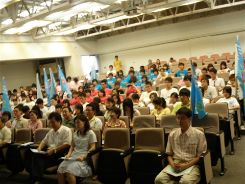 本校「暑假社會服務隊授旗授證典禮」在淡水校園商管大樓B712舉行，校長張家宜親自為「柬埔寨服務學習團」等14個即將出團服務的社團授旗授證，嘉勉他們服務的熱忱。