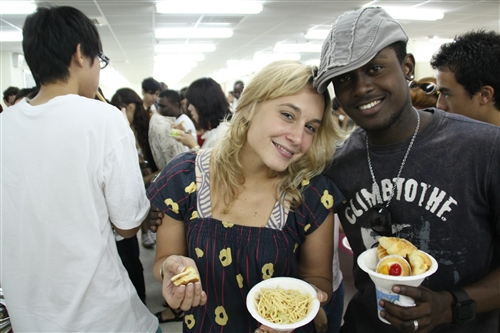 本校國際交流暨國際教育處舉辦外籍生中秋餐會，外國學子齊聚一堂，吃月餅、戴柚子帽，體驗中國傳統文化並解思鄉之愁。