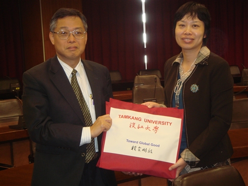 大陸姐妹校復旦大學許征副校長等一行12人蒞校參訪，戴萬欽國際事務副校長主持簡報及座談，兩校針對行政服務及學術合作進行熱烈的交流。