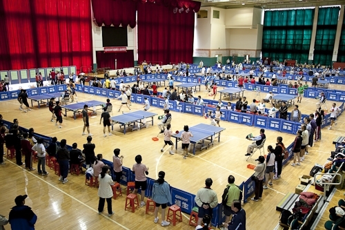 中華民國大專校院98年度教職員工桌球錦標賽於本校紹謨紀念體育館舉行，全國近八百位選手齊聚五虎崗，馳騁球場、大顯身手，奮力為各自所屬的學校爭取榮譽。