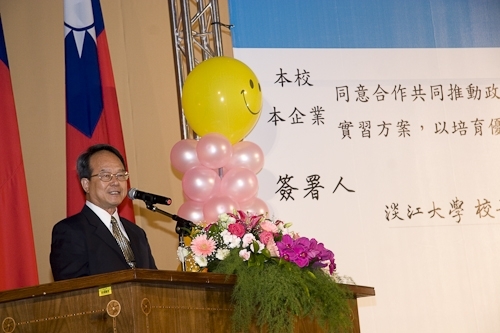 配合教育部「1-1大專畢業生至企業職場實習方案」，本校「媒合說明會暨就業博覽會」安排二百餘家廠商徵才，提供校友、畢業生至職場實習之最佳媒合途徑。