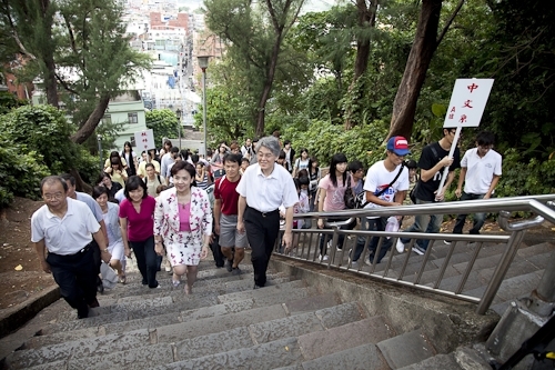 98學年度新生開學典禮暨入學講習在淡水校園舉行，新生登上克難坡開啟在淡江學習之旅。張校長家宜期勉新生能藉由本學年度首度實施必修2學分「大學學習」4 in 1的套裝課程，對日後「學業」、「心理」、「社會」及「生涯發展」等4個面向做好準備，以具備適應大學學習及生活所需的各項能力。
