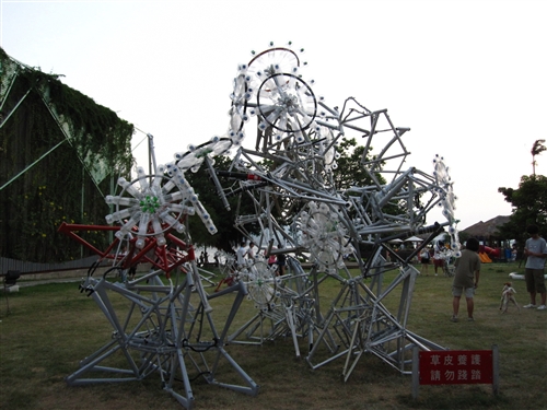 建築系師生利用廢棄腳踏車架、寶特瓶等資源回收品，在淡水捷運後方溜冰場、觀潮廣場、小漁港、中正路河濱步道，設置冰屋、環保遊樂園、瓶蓋隧道、風的展演等4個大型裝置藝術作品，為大眾挹注環保意識。