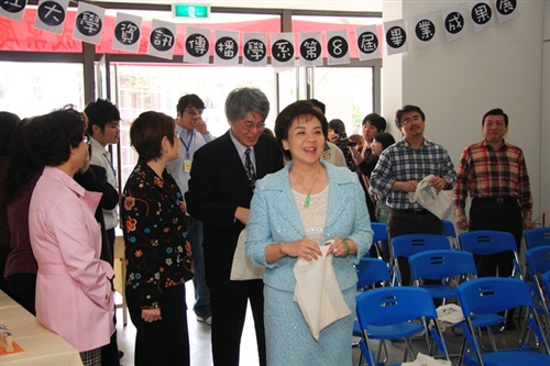 資訊傳播學系第八屆畢業成果展「喂！你瘋了媒！」，於本週在淡水校園黑天鵝展示廳熱鬧登場。