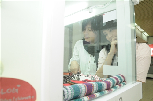 本校淡水校園商管大樓設置的手工創意格子鋪這個屬於小而美的校園微型創業增添校園不少創意空間的魅力。