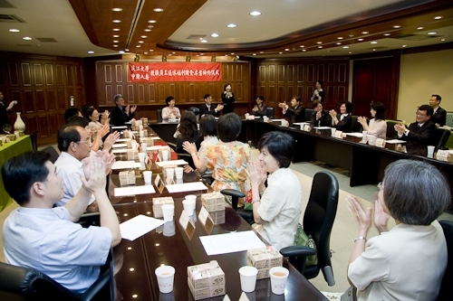 張校長家宜代表本校與中國人壽王銘陽董事長共同簽訂「教職員工退休福利儲金制度」信託契約，以增進教職員工福利、保障退休生活。