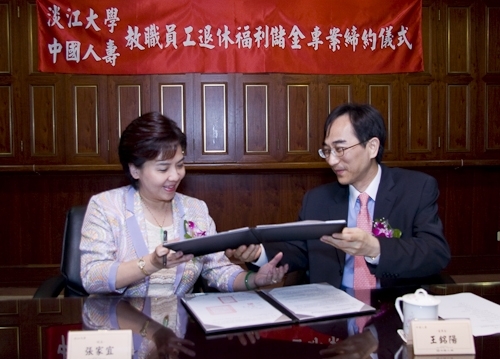 張校長家宜代表本校與中國人壽王銘陽董事長共同簽訂「教職員工退休福利儲金制度」信託契約，以增進教職員工福利、保障退休生活。