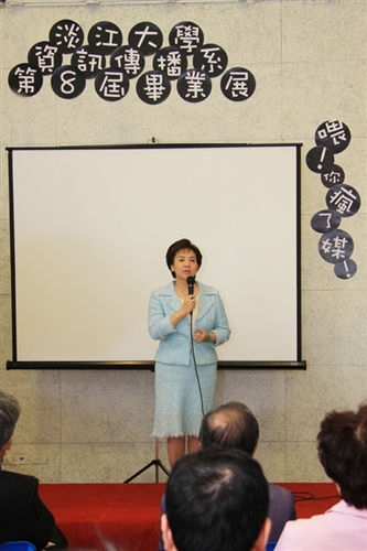 資訊傳播學系第八屆畢業成果展「喂！你瘋了媒！」，於本週在淡水校園黑天鵝展示廳熱鬧登場。