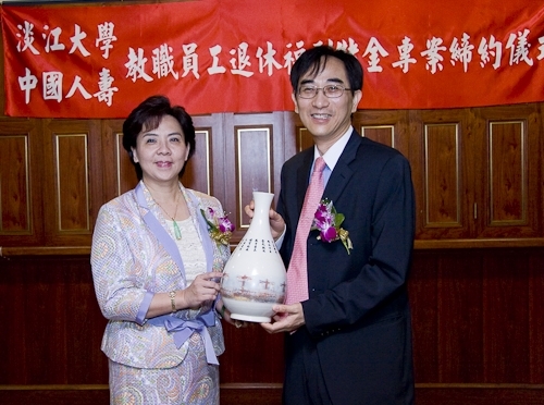 張校長家宜代表本校與中國人壽王銘陽董事長共同簽訂「教職員工退休福利儲金制度」信託契約，以增進教職員工福利、保障退休生活。