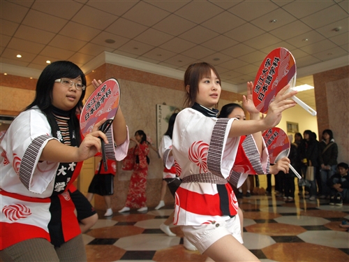 本校日本語文學系在外語大樓前廣場舉行「忘年會」，精采的日本傳統舞蹈「阿波舞表演」及「日本新年文化--搗麻糬大會」，讓全校教職員生提前感受新年氣氛並體驗異國文化。