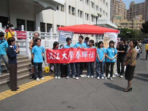 張校長出席「反菸一起來，徽徽相映活動」，不僅在現場配戴了反菸徽章，也呼籲師生共同響應支持反菸活動，營造優質的校園環境。