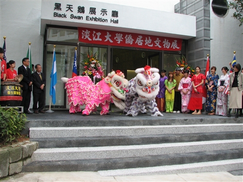 本校2009年僑居地節慶文物特展，多才多藝的僑生演出祥獅獻瑞、廿四節令鼓、各國服飾走秀等一連串的精彩表演，讓與會者不出國也能體驗各國的節慶及文化，並充分展現各國文物之間不同的特色。