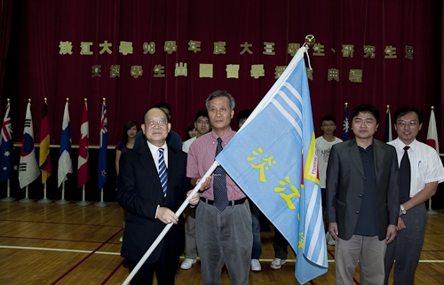 本校98學年度大三學生、研究生暨交換生出國留學授旗典禮，為即將揚帆起航、到實地環境學習多元文化與語言、累積人生經驗的同學們加油打氣，並預祝都能有豐碩的學習成果。