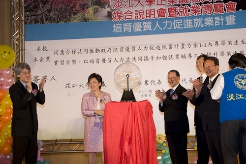 配合教育部「1-1大專畢業生至企業職場實習方案」，本校「媒合說明會暨就業博覽會」安排二百餘家廠商徵才，提供校友、畢業生至職場實習之最佳媒合途徑。