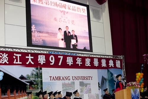 本校97學年度畢業典禮在淡水校園紹謨紀念體育館舉行，校長以「淡江最正‧品質保證」祝願畢業生振翼高飛，鵬程萬里。畢業生帶著師長滿滿的祝福邁向人生另一個重要里程碑。