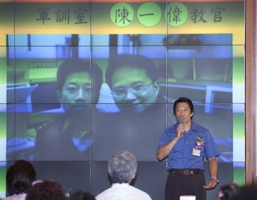 本校舉行97學年度第2學期榮退同仁歡送茶會，感謝榮退同仁將多年青春奉獻給淡江，祝福他們有個寫意的退休生活，身心健康、萬事順利樂如意。