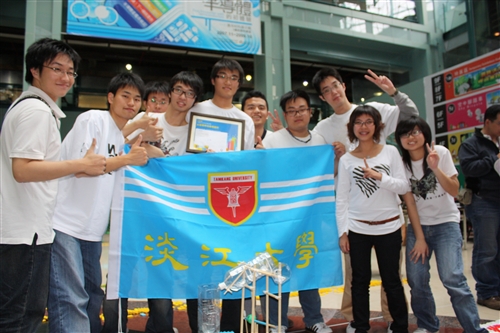 本校學生組團參加「全國多米諾骨牌邀請賽」，以優異的創新能力，設計精彩的骨牌「方城大戰」，3千多張骨牌全數推倒，自參賽隊伍中脫穎而出，勇奪冠軍。