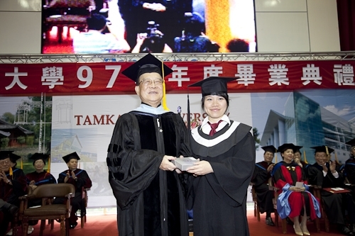 本校97學年度畢業典禮在淡水校園紹謨紀念體育館舉行，校長以「淡江最正‧品質保證」祝願畢業生振翼高飛，鵬程萬里。畢業生帶著師長滿滿的祝福邁向人生另一個重要里程碑。