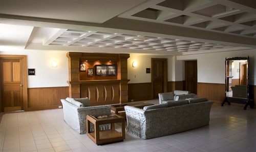 本校淡水校園會文館重新裝潢，特別提供「母親1元住淡水」的母親節優惠專案，以及「899家長月」新生與畢業生家長訪校專案。