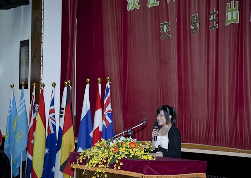 本校98學年度大三學生、研究生暨交換生出國留學授旗典禮，為即將揚帆起航、到實地環境學習多元文化與語言、累積人生經驗的同學們加油打氣，並預祝都能有豐碩的學習成果。