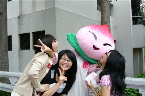 本校文化創意產業中心舉辦2009創意大賽「驚喜創意 聲日快樂 淡大60壽」活動，徵求用創意的點子來ROCK 60歲的豐盈。