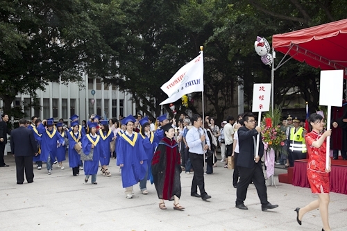 本校97學年度畢業典禮在淡水校園紹謨紀念體育館舉行，校長以「淡江最正‧品質保證」祝願畢業生振翼高飛，鵬程萬里。畢業生帶著師長滿滿的祝福邁向人生另一個重要里程碑。