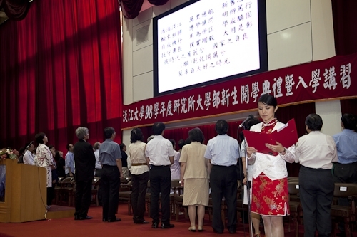 98學年度新生開學典禮暨入學講習在淡水校園舉行，新生登上克難坡開啟在淡江學習之旅。張校長家宜期勉新生能藉由本學年度首度實施必修2學分「大學學習」4 in 1的套裝課程，對日後「學業」、「心理」、「社會」及「生涯發展」等4個面向做好準備，以具備適應大學學習及生活所需的各項能力。