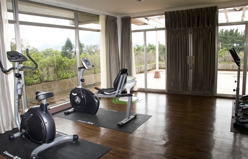 本校淡水校園會文館重新裝潢，特別提供「母親1元住淡水」的母親節優惠專案，以及「899家長月」新生與畢業生家長訪校專案。