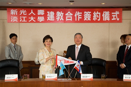 98年6月9日上午本校與新光人壽簽訂建教合作協議。